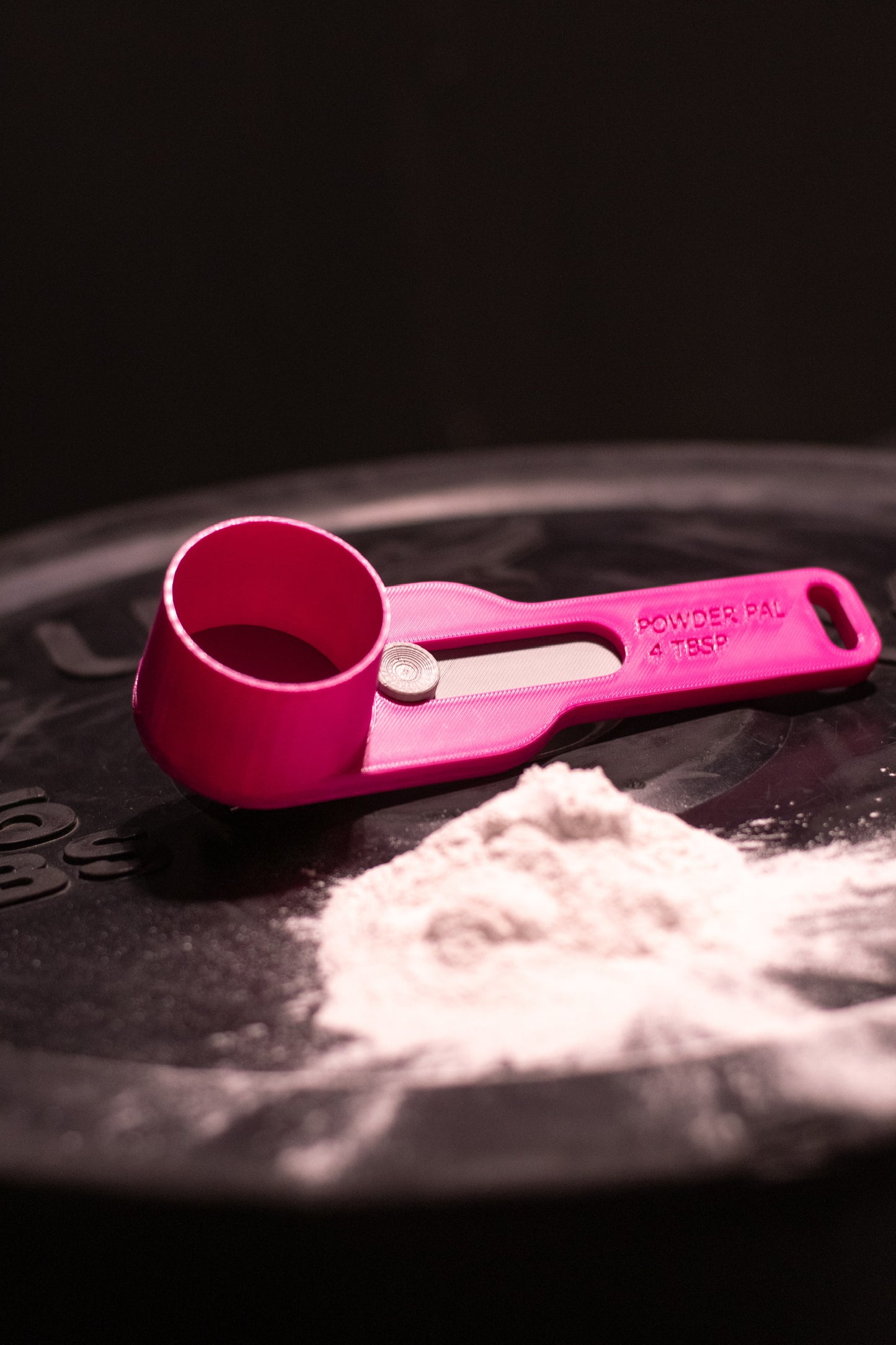 Mess-free powder scoop for easy dispensing of protein powder, flour, and more